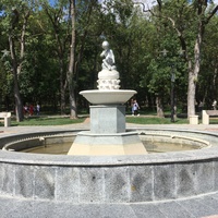 Статуя "Грозящий Амур" Этьена Мориса Фальконе перед Верхними (Николаевскими) минеральными ваннами в Курортном парке