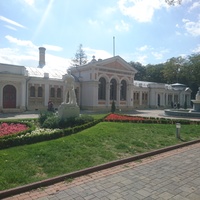 Комплекс Верхних (Николаевских) минеральных ванн с цветником и скульптурами в Курортном парке