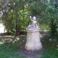 Скульптура "Мальчик с голубем" около входа в Курортный парк со стороны Театральной площади