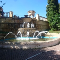 Каскадный фонтан у входа в Курортный парк со стороны Театральной площади