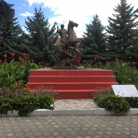 В дендропарке санатория "Виктория". Памятник Георгию Победоносцу