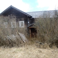 Старый дом с сохранившимся крыльцом