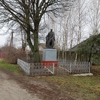 Памятник освободителям на одной из улиц села.