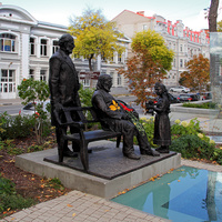 Памятник Аксаковым и сказке "Аленький цветочек"