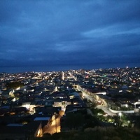Вид на ночной Дербент со стороны крепости Нарын-Кала