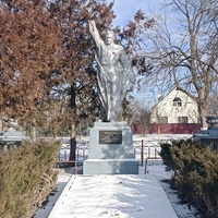 Братская могила воинов, погибших в боях за поселок Малая Яблоновка и памятный знак погибшим землякам.