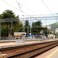 Платформа железнодорожной станции.