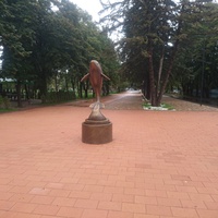 Скульптура "Дельфин" в сквере "Приозёрный"