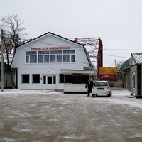 Магазины и др.общественные здания с западной стороны районного стадиона "Колос" (на заднем плане) на ул.Первомайской (у меня за спиной)