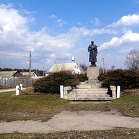 Памятник, установленный на братской могиле, в которой похоронено 9 советских воинов, погибших при освобождении села.