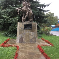 Скульптура Георгия Победоносца в память казакам-основателям станицы Ессентукской возле Успенского храма на Набережной улице