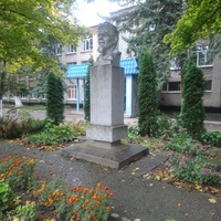 Памятник М.И. Калинину во дворе школы №1 на ул. Гагарина
