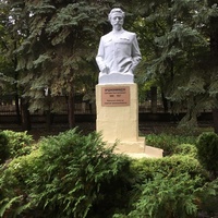 Памятник Г. К. Орджоникидзе на территории санатория "Металлург" на ул. Ленина
