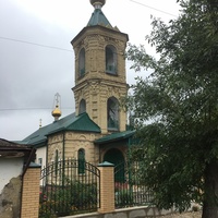 Старообрядческий храм Покрова Пресвятой Богородицы на перекрёстке улиц Фурманова и Оборонной