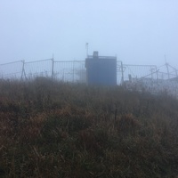На вершине  горы Большой Тау. Ограждённый объект в/ч 74340 с телекоммуникационным оборудованием на территории ограждения.