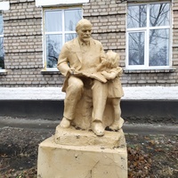 памятник Ленину около речевой школы интерната