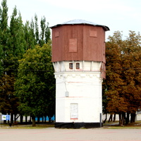 Водонапорная башня на железнодорожной станции.