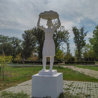 скульптура у входа в парк Ахтаниз