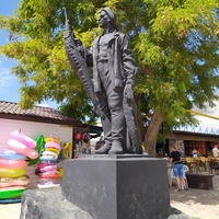 памятник рыбаку, находится около рынка