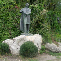 Памятник М. Ю. Лермонтову в одноимённом сквере западной части Курортного парка