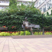Скульптура "Курортник" в западной части Курортного парка у санатория имени Э. Тельмана