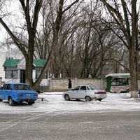 На ул.Однокозова,162, за забором - территория Центральной районной больницы.