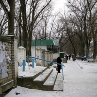 На ул.Однокозова,162, вид на вход на территорию Центральной районной больницы.