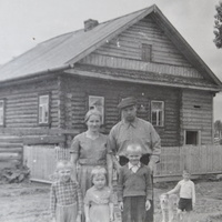 Председатель колхоза Нижнего Заозерья Арсеньев Н.С. с семьёй на фоне своего дома