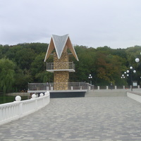Башня "Сердце Железноводска" на Курортной набережной с балюстрадой и фонарями