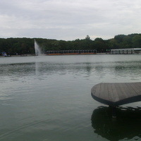 Курортное озеро с частью пирса "Топор-основатель" и фонтаном в центре озера