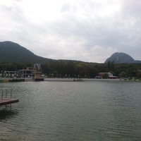 Курортное озеро с Башней "Сердце Железноводска", горой Железная и горой Развалка справа