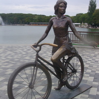 Скульптура "Девушка на велосипеде" на Курортной набережной