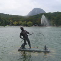 Скульптура "Рыбак и кот рыболов" на Курортном озере