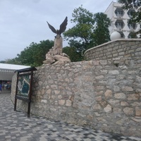 Бронзовая скульптура "Орёл, терзающий змею" на Курортной набережной (самая крупная на территории Кав.Мин.Вод, размах крыльев орла более 2-х м).