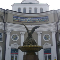 Скульптура "Орёл, терзающий змею" у дверей ж/д вокзала