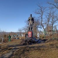 Памятник, установленный на  братской могиле, в которой похоронено 142 советских воинов(109 неизвестных), погибших при освобождении села в январе 1944 г.
