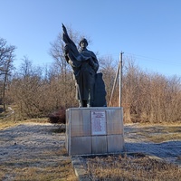 Памятник, установленный на братской могиле, в которой похоронено 73 советских воина(44 неизвестных), погибших при освобождении села в январе 1944 г.