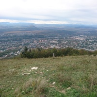 На вершине горы Машук. Ниже - обелиск А.В. Пастухову и панорама города