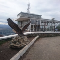 На вершине горы Машук. Скульптура орла, терзающего змею у верхней станции канатки