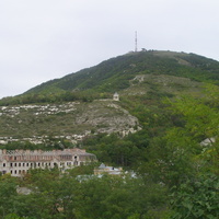 Вид на гору Машук со стороны музея каменных древностей. На переднем плане - реконструируемый пансионат (бывший Провал), далее - беседка Эолова арфа.