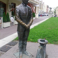 В парке "Цветник". Скульптура Кисы Воробьянинова
