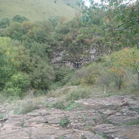У Медовых водопадов в Малокарачавском районе Карачаево-Черкессии в ущелье долины реки Аликоновка
