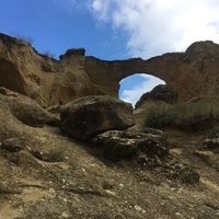 Гора Кольцо с крайней сквозной  пещерой на мысе одного из отрогов Боргустанского хребта