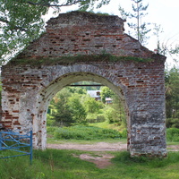 Любец, ворота ограды Успенской церкви
