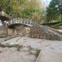 Национальный парк "Кисловодский" (Лечебно-курортный парк). Мост Дамский каприз с гротом