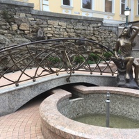 Пешеходная зона на улице Герцена. Скульптура "Утомлённая солнцем курортница у фонтана"