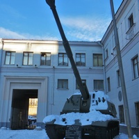 Самоходная гаубица "Мста-С" у дома офицеров