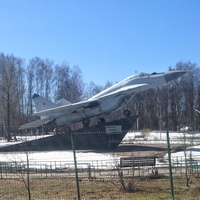 Памятник авиаторам России. На постаменте - фронтовой истребитель МИГ-29