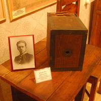 Мемориальная комната художника Е.И. Камзолкина, автора эмблемы "Серп и молот". Камера обскура, изготовленная Камзолкиным в 1907г.