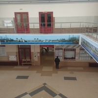 У входа (выхода) музея Археологии и краеведения в здании ж/д вокзала